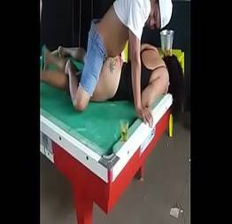 Tomou todas ficou bêbada acabou transando com o primo na mesa de sinuca