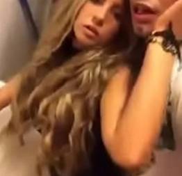 Flagrante loira novinha sapeca fodendo gostoso no banheiro da balada