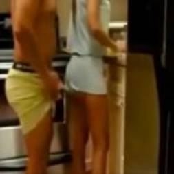 Comeu a prima ninfeta na cozinha rapidinho