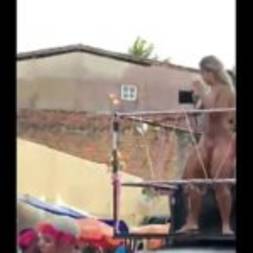Cavala loira fica louca no carnaval e fica pelada