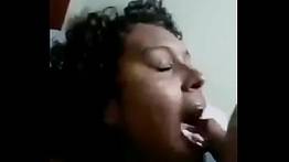 Mulata coroa viciada em beber porra quente