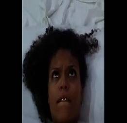 Neguinha no pau do macho gozando