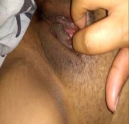 Amadora esfregando o clitóris até o orgasmo