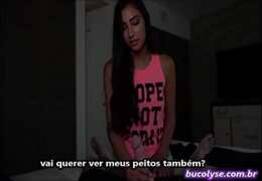 Irmã masturba e fode com o irmão depois de flagrar ele vendo suas fotos