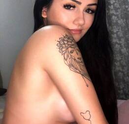 Novinha de Ribeirão Preto Vivi Marcon se exibindo em live do Instagram