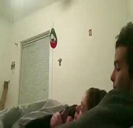 Chamou a amiga de apartamento pra ver um filme e deu nisso