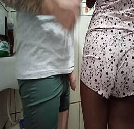 Minha sobrinha me pego batendo punheta e vendo porno no banheiro quis ver tanbem safadinha