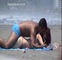 Casal sem vergonha tenta fazer sexo na praia sem chamar a atenção