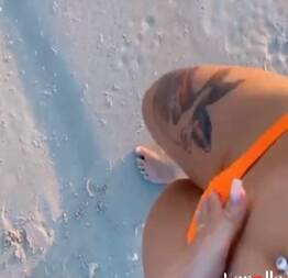 Novinha tatuada fazendo sexo ao ar livre com bem dotado. - Mulheres Fogosas e Gostosas