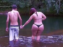 Novinho foi tomar banho de rio com a madrasta mas rolou sexo
