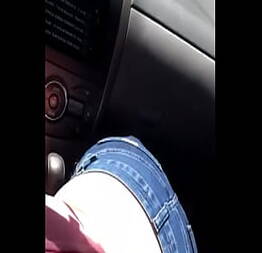 Loirinha mamando no carro