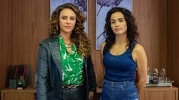 Paolla oliveira e nanda costa se pegando em cena lésbica na série 